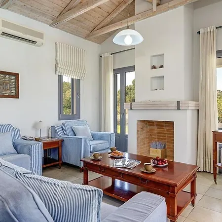 Sleeps 4 Pool Air Con Wifi Kaligata
